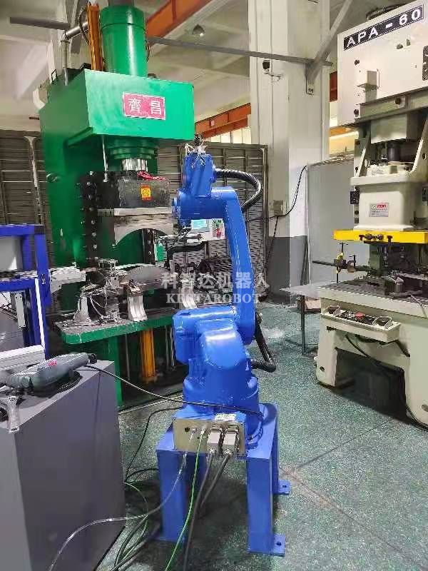 豪橫老板上六軸沖壓機(jī)器人代替工人(圖1) 豪橫老板上六軸沖壓機(jī)器人代替工人(圖1)