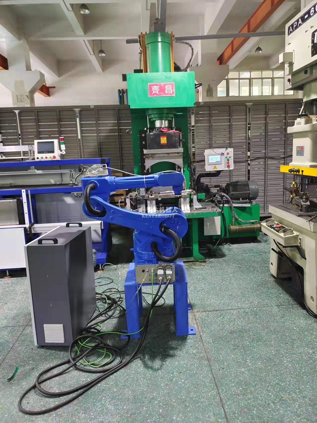 豪橫老板上六軸沖壓機(jī)器人代替工人(圖4) 豪橫老板上六軸沖壓機(jī)器人代替工人(圖4)