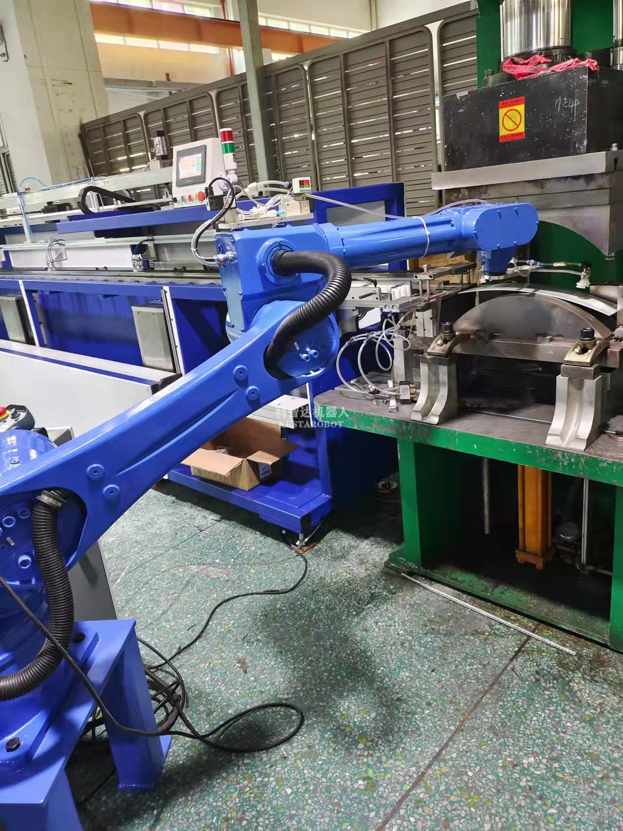 豪橫老板上六軸沖壓機(jī)器人代替工人(圖5) 豪橫老板上六軸沖壓機(jī)器人代替工人(圖5)